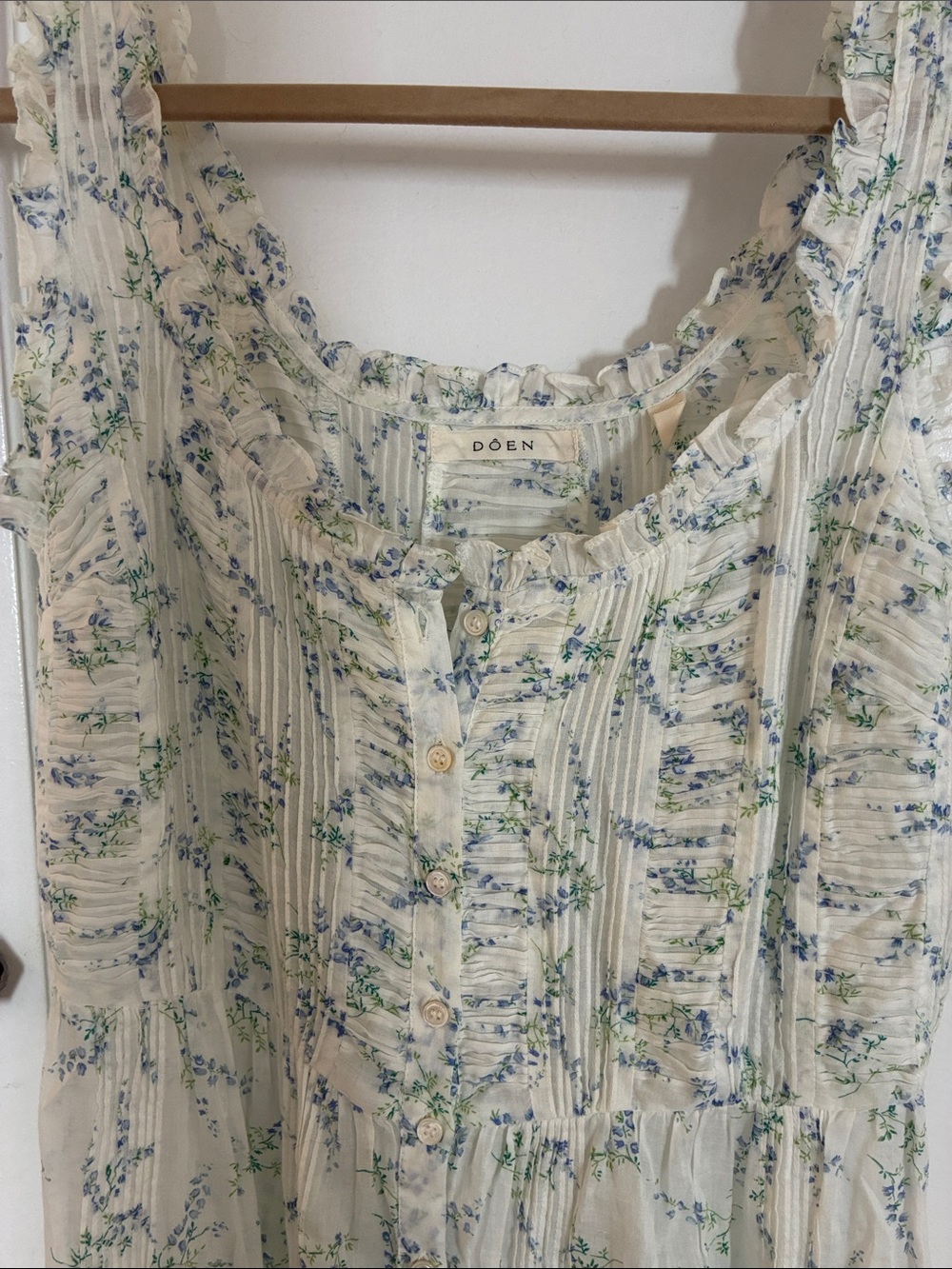 Doen Cream Floral Ruffle Button-Front dress